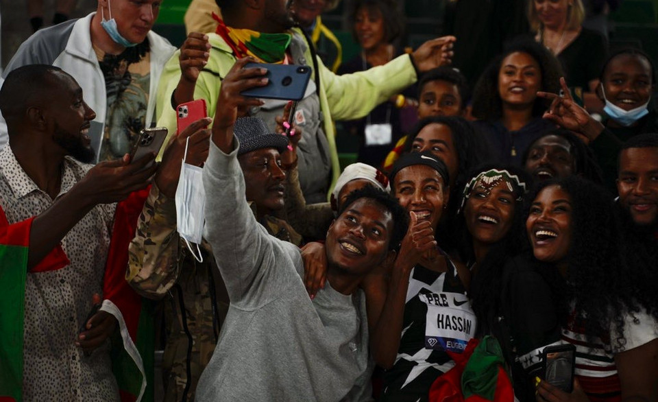Sifan Hassan celebrates with fans - Chris Nickinson photo